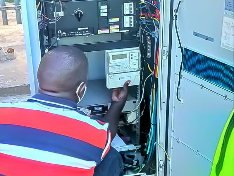 Installatie van AC-en DC-meetregelaars in het ATM-systeem